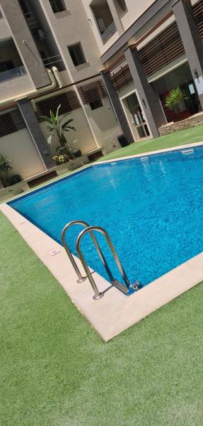 Appartement avec piscine vue sur mer dans un quartier balnéaire résidentiel animé